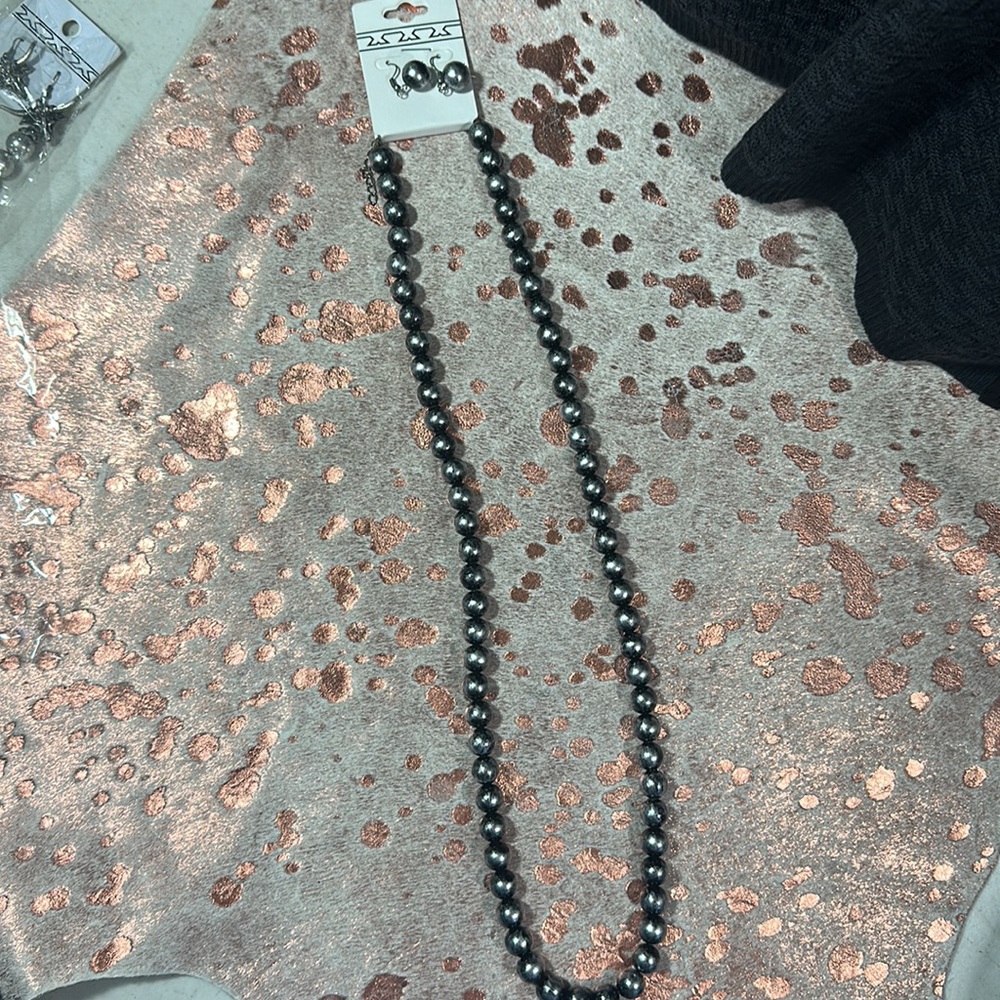 NWT bead necklace and earring set! - Picture 5 of 5